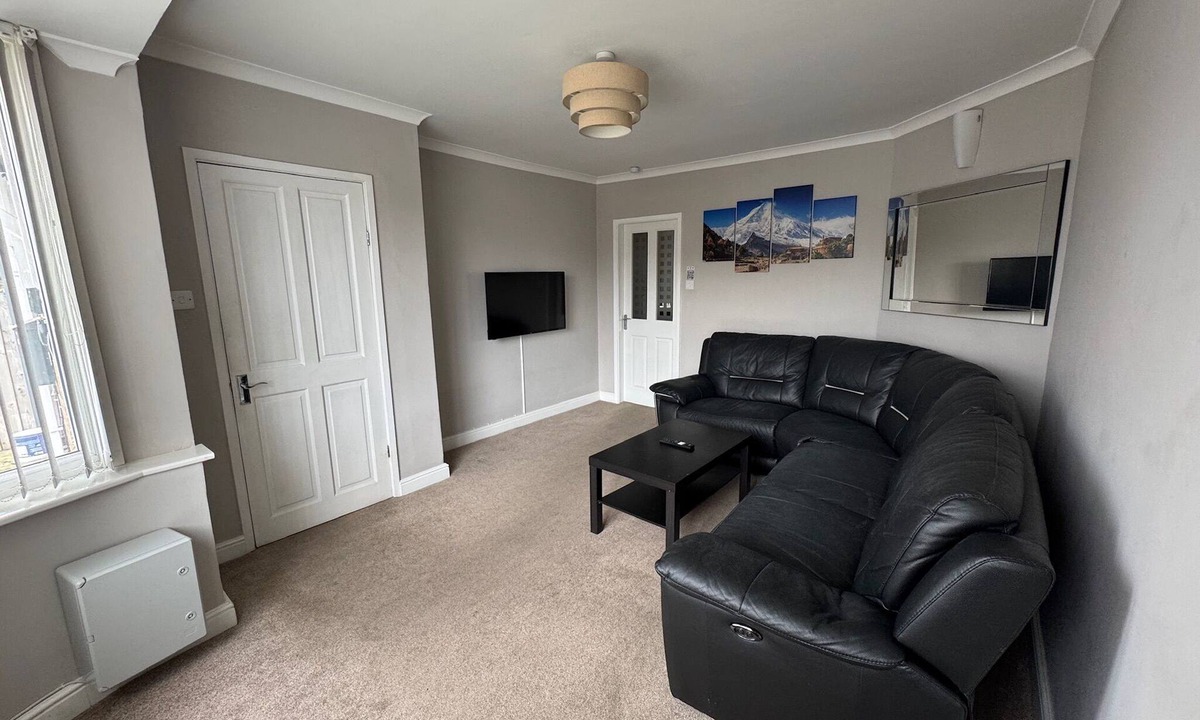 Reading House | Spacious 4 Bedroom Home|FREE Parking & Wi-Fi|Garden