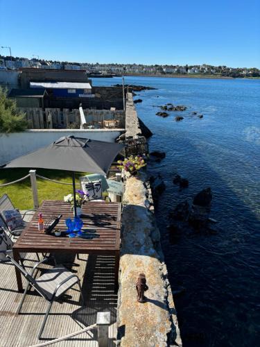 Bangor House | Splash Cottage beach house with Sea lapping Garden