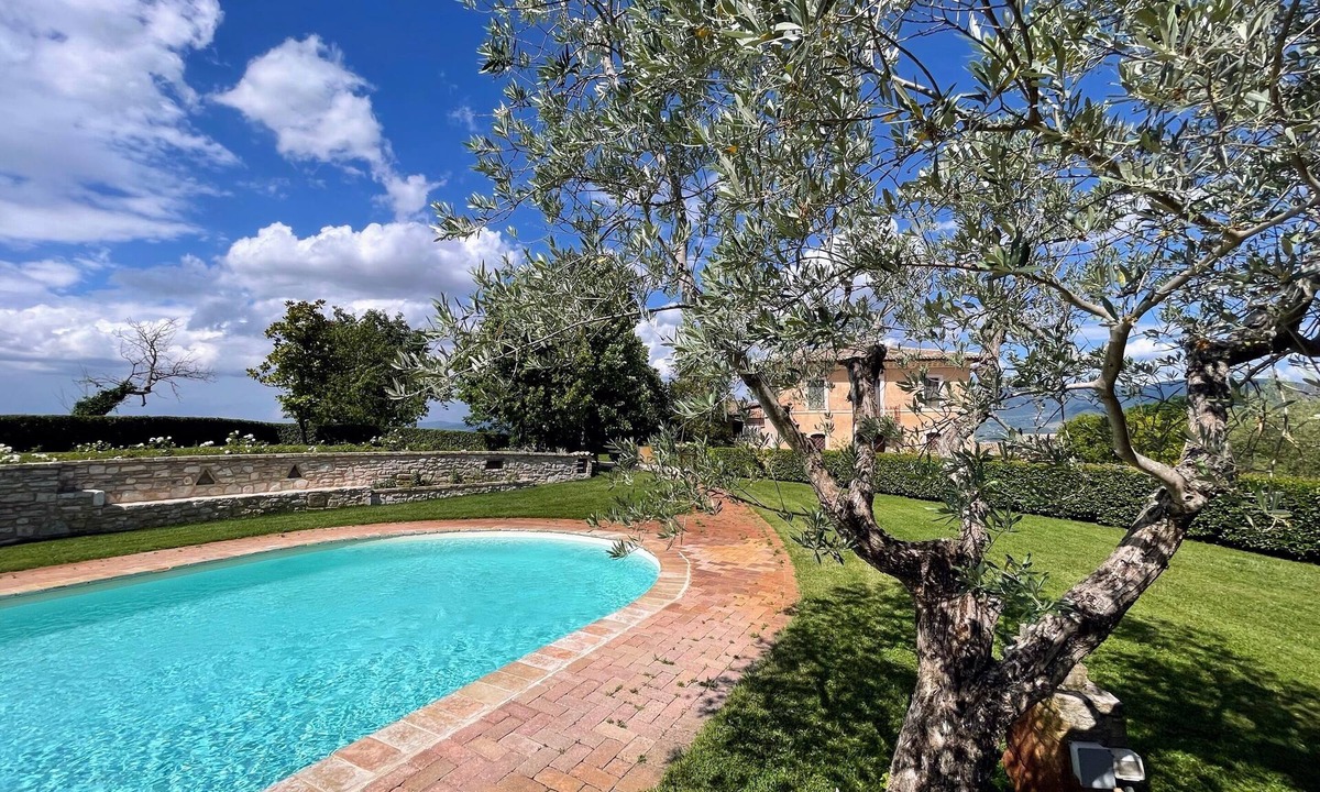 Spoleto Villa | Spoleto Tranquilita sleeps 20 with Wifi Pool Yoga Studio Gardens and Views