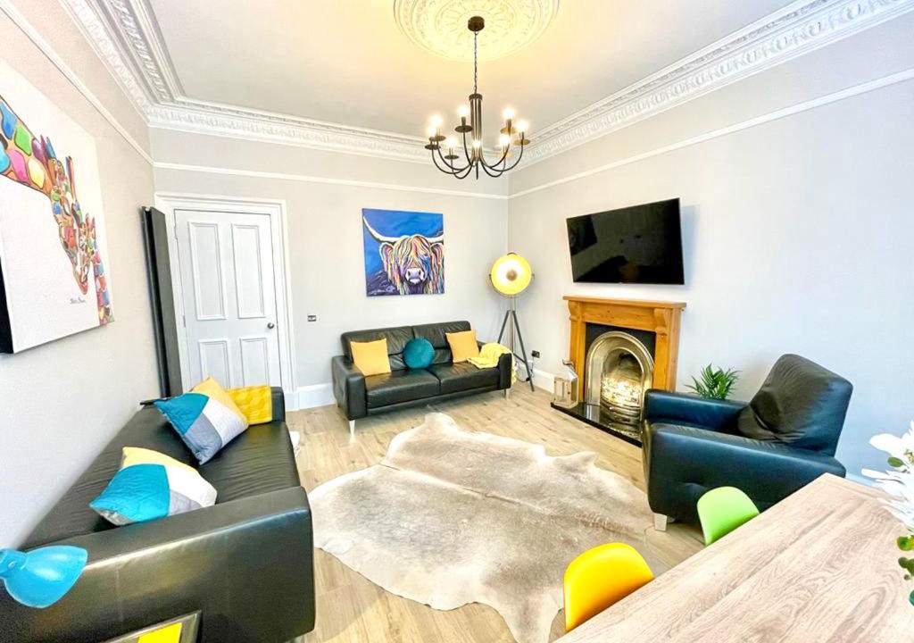 Leith Apartment | Striking 3 Bed Near Arthur's Seat. Newly Reno'd