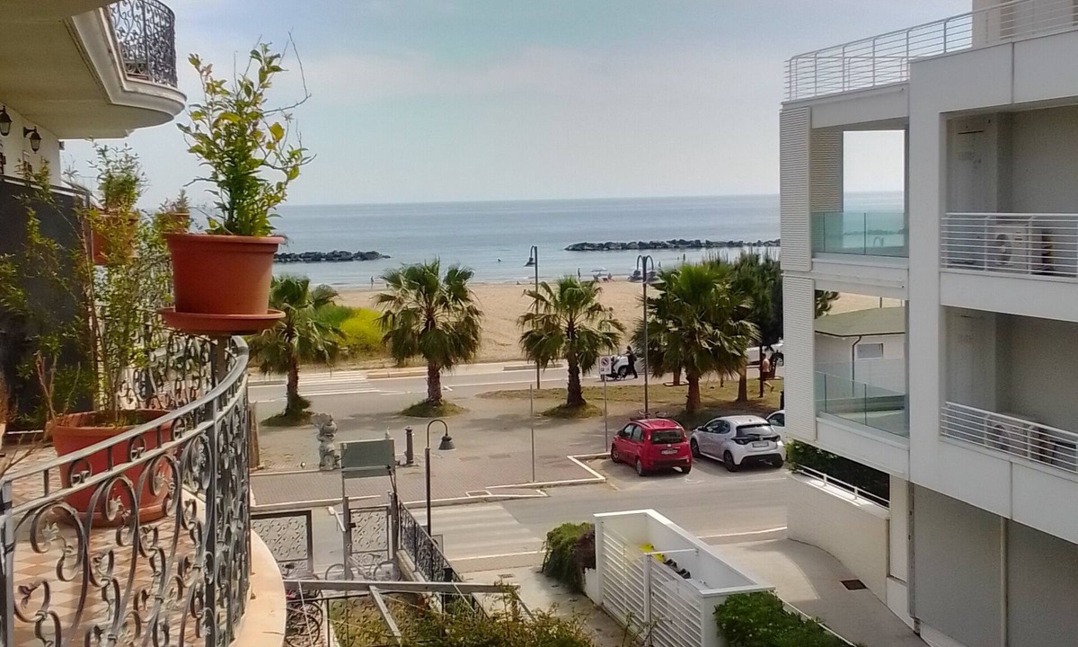 Roseto degli Abruzzi Apartment | Studio apartment with side balcony with sea view