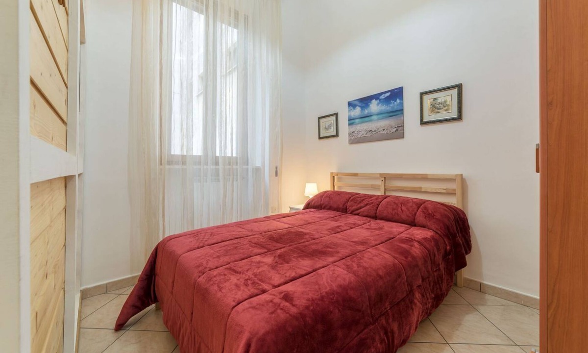Esquilino Apartment | Studio located on the fourth floor of a renovated period building with a lift (not suitable for the disabled).In approximately 40 square meters of space, it comfortably accommodates 3 people.In a few minutes you can walk to the Colosseum, the Basilica of