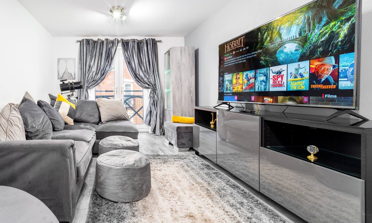 Tipton Apartment | Stunning 2-Bed Apartment in Tipton Sleeps 3