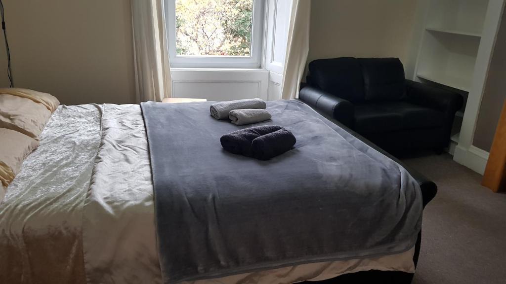 Glasgow Apartment | stunning 2 bedroom upper conversion of a sandstone villa