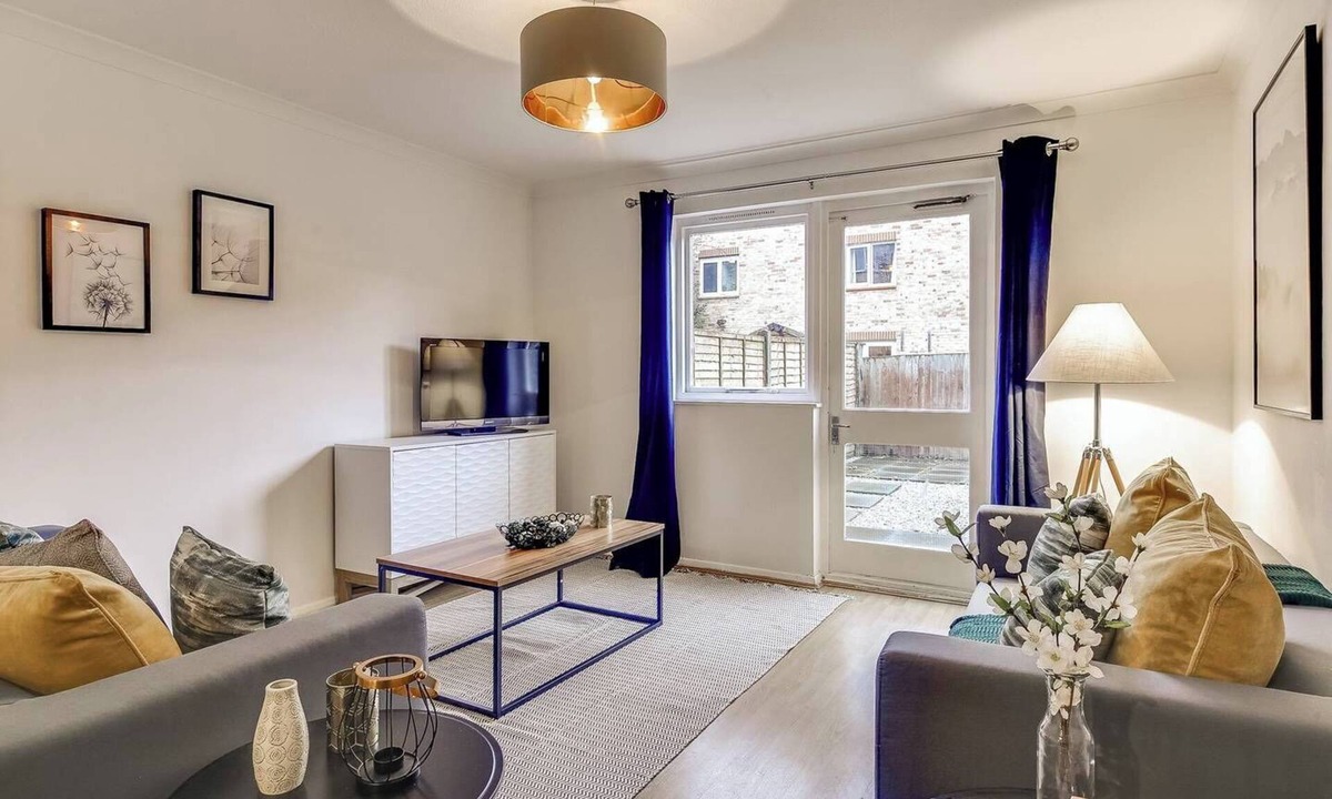 Kennington House | Stylish 4BD Home with Garden Near Kennington