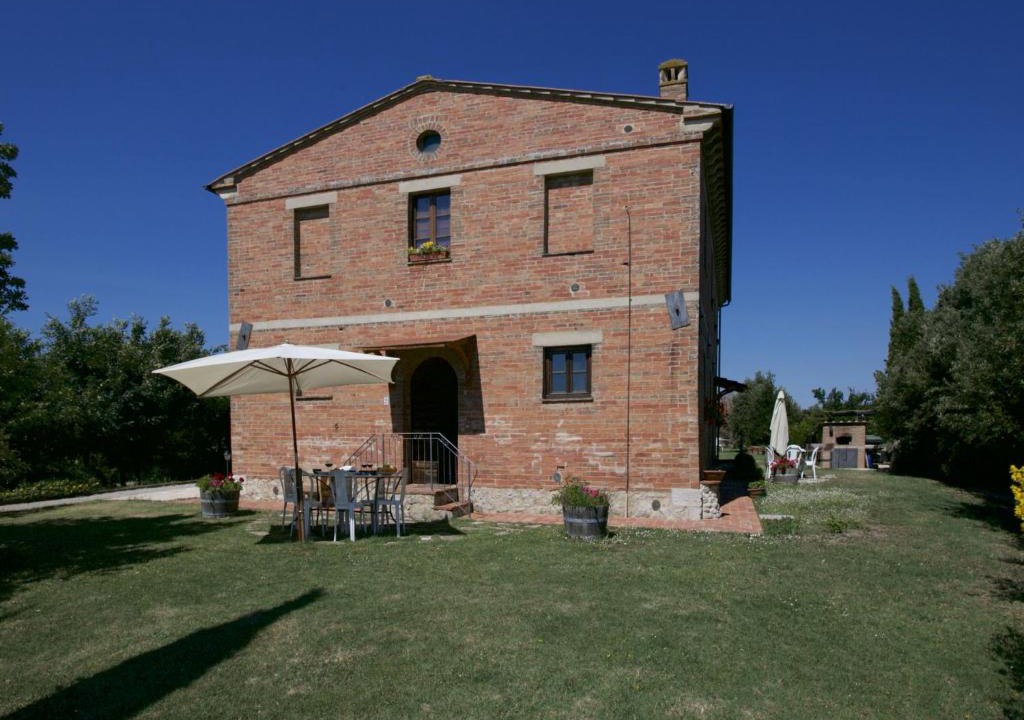 Torre A Castello House | Stylish Farmhouse in Castelnuovo Berardenga with Pool