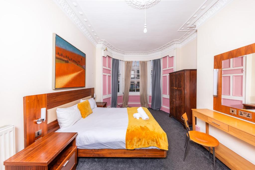 Leith Apartment | Super Central 4 Bedrooms Apartment by Calton Hill
