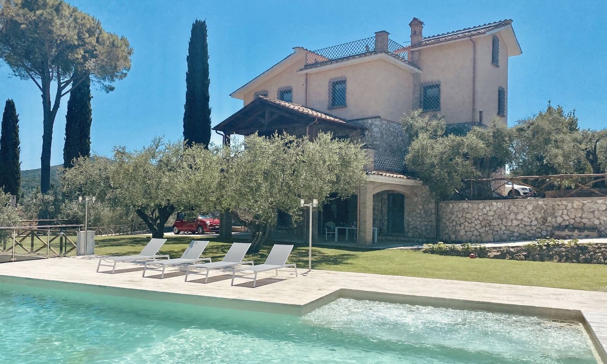 Palombara Sabina Villa | Tenuta San Marco - Luxury Villa with Gardens, Wifi, AirCo, Swimming Pool and Jacuzzi