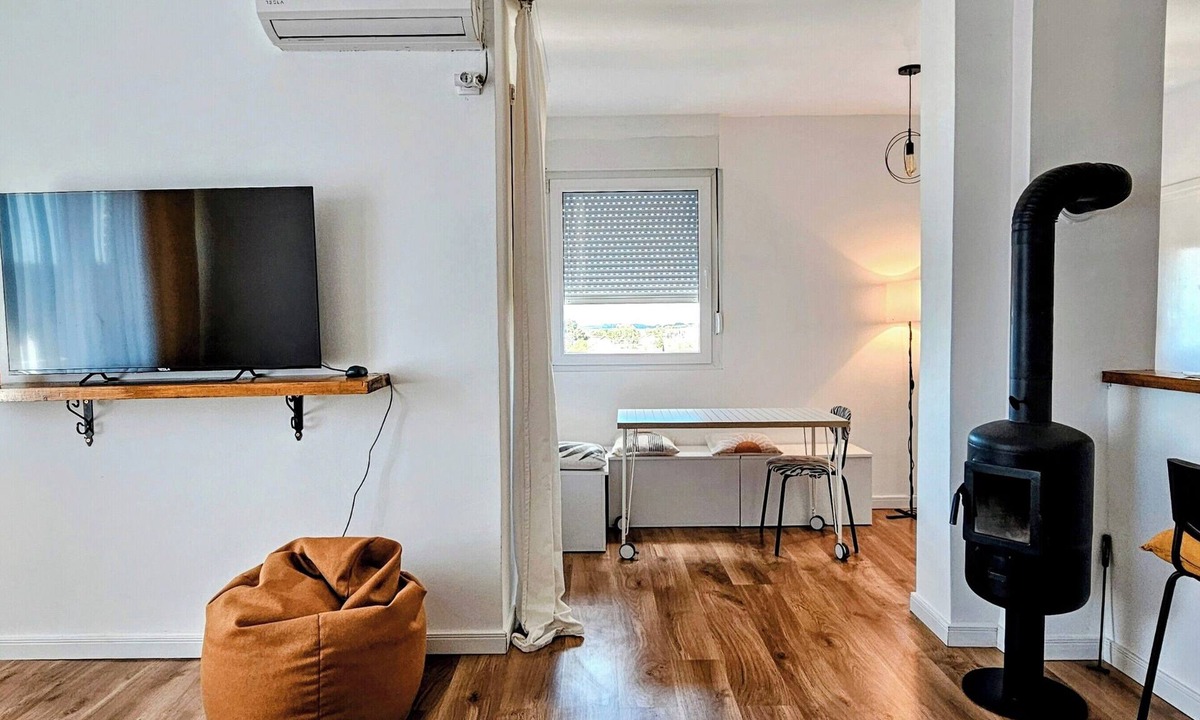 Odzaci Apartment | TESLA City-View Apartment with Free Parking, Fruits, Coffee & Wi-Fi