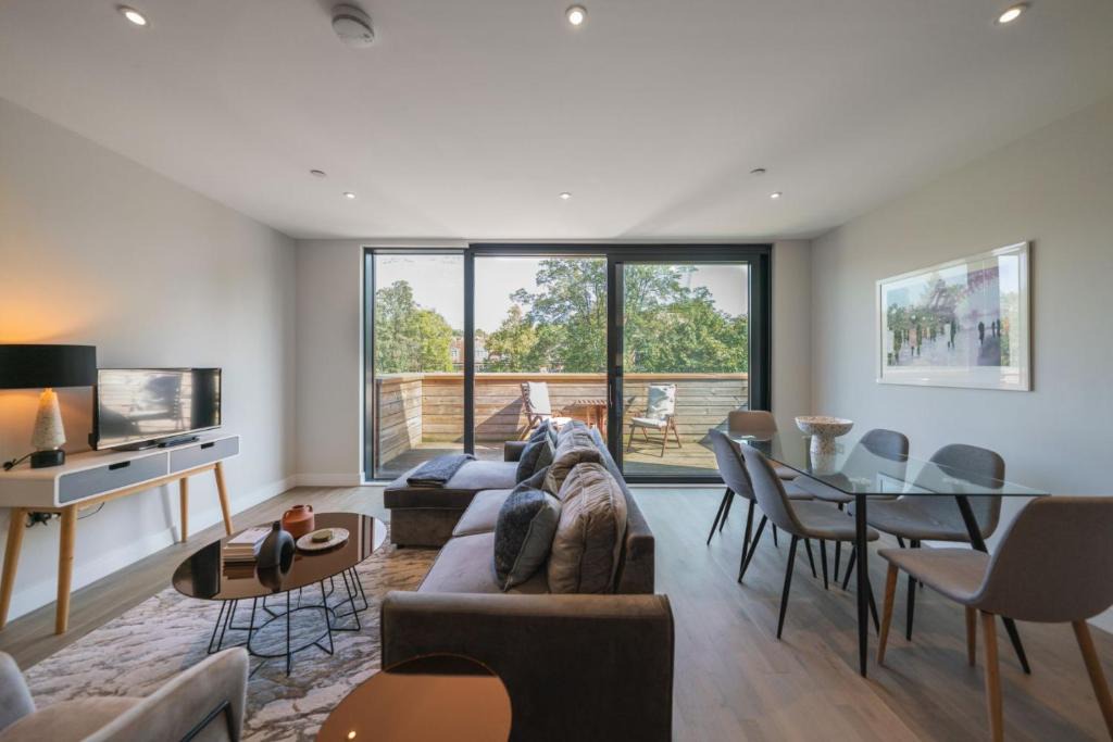 Frognal and Fitzjohns Apartment | The Hampstead Hideout - Glamorous 3BDR Flat with Balcony