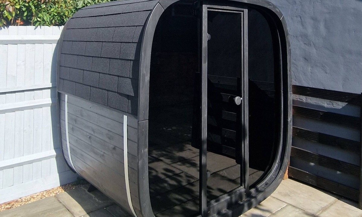 Milton Keynes House | The Railway Inn MK | Sauna & Jacuzzi | Family & Pet-Friendly | Sleeps upto 8