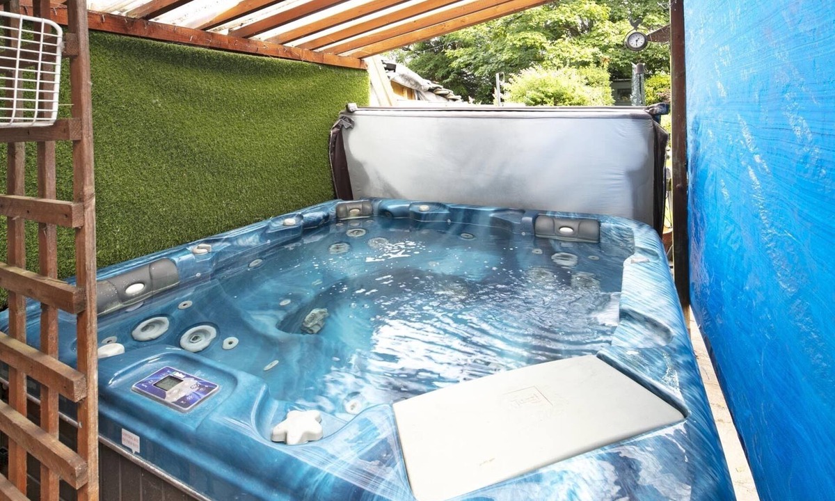 Smethwick House | The reunion Pad with a Hot Tub Bar EV Charger & Karaoke Machine in Birmingham