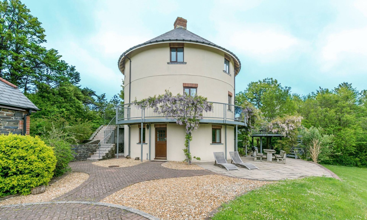 Wadebridge House | The Roundhouse has an unusual design and stands alone overlooking the lakes.
