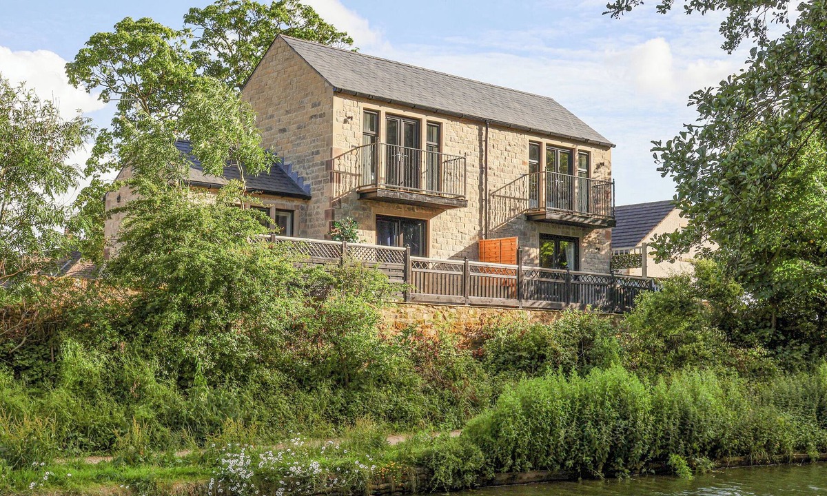 Eshton Cottage | THE SWANS NEST LOCK VIEW, pet friendly, with hot tub in Gargrave