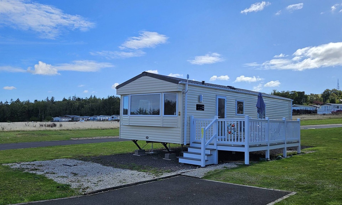 Dunbar Cottage | THURSTON MANOR CARAVAN PARK, PONY MEADOW, with a garden in Dunbar