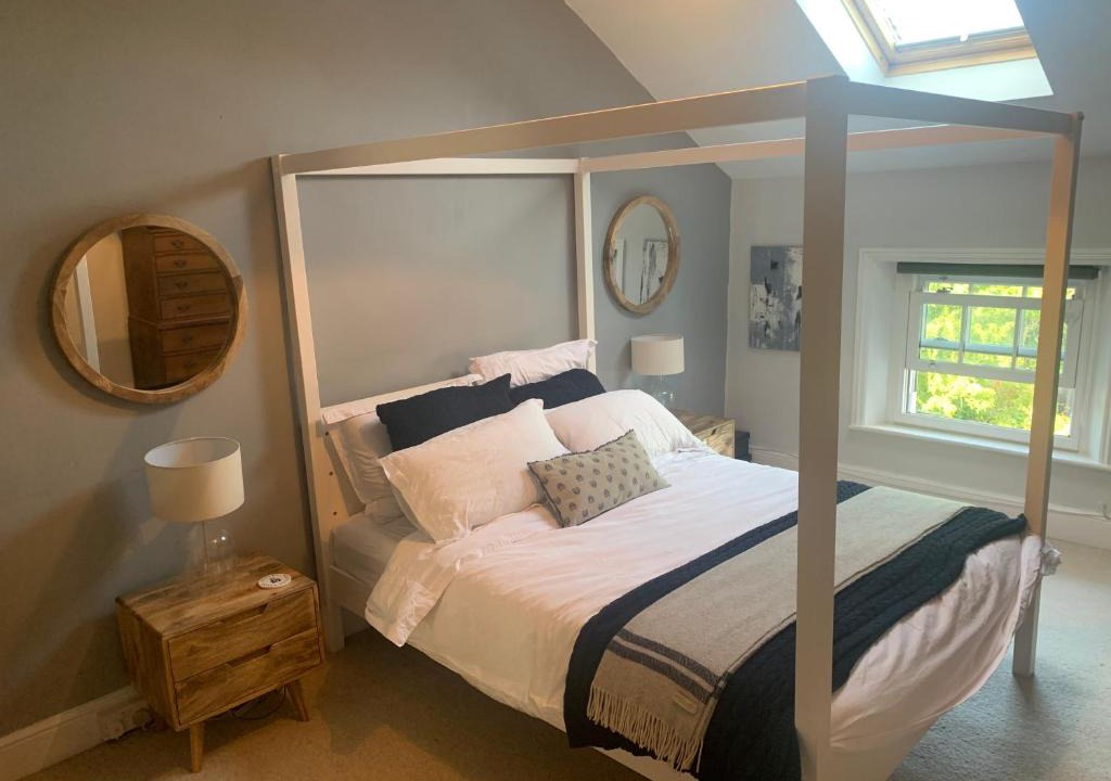 Bray on Thames Apartment | Top Floor. Top Notch. Tranquil Treat. Stone's throw from Thames.