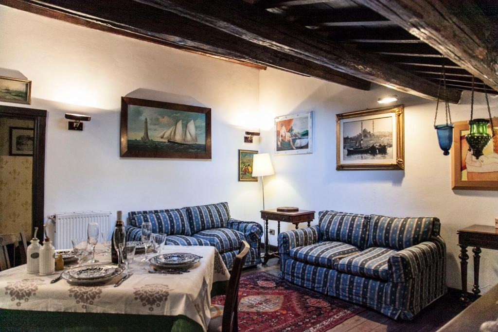 Rione V Ponte Apartment | Via Giulia Dreamy Attic