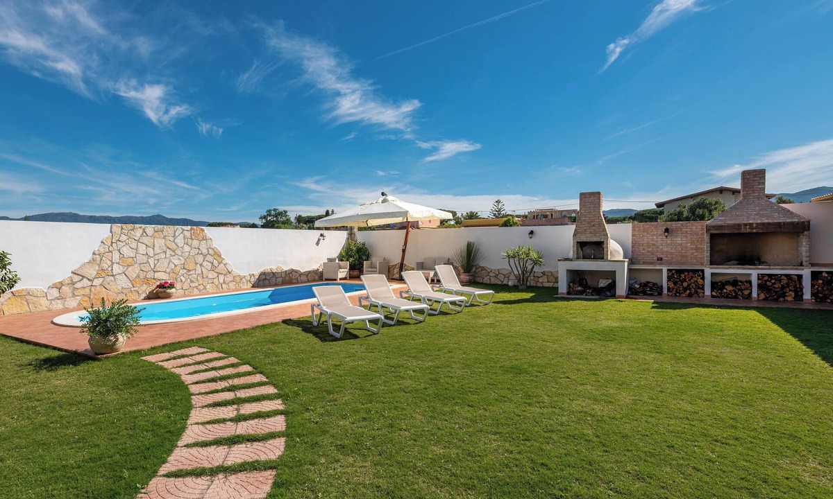 Quartu Sant'Elena Villa | Villa "Gle" with Pool, Garden & Air Conditioning