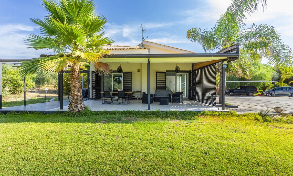 Carlentini Villa | Villa 'Green Garden' with Private Terrace, Wi-Fi and Air Conditioning