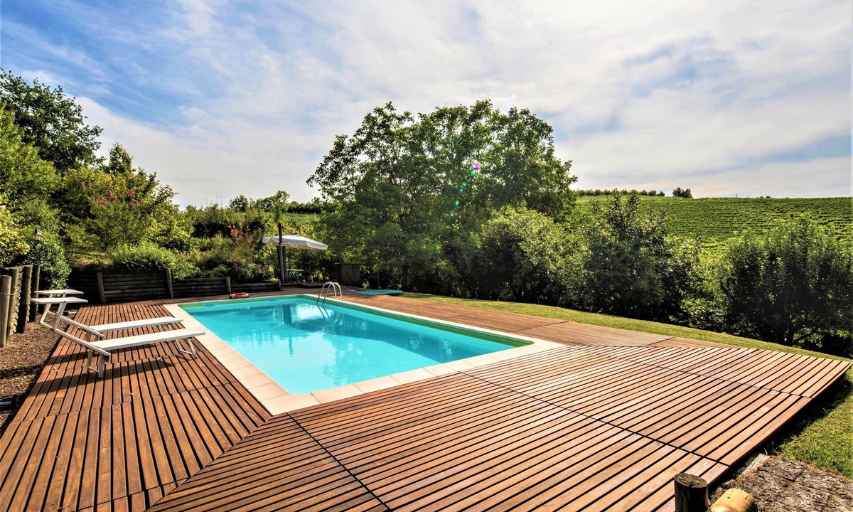 Scaparone House | Villa Mezzaluna with private pool, A/C, Wi-fi on the Langhe hills, 5km from Alba