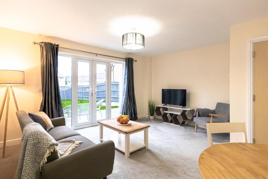 Milton Keynes House | Waterside Lodge by PAY AS U STAY