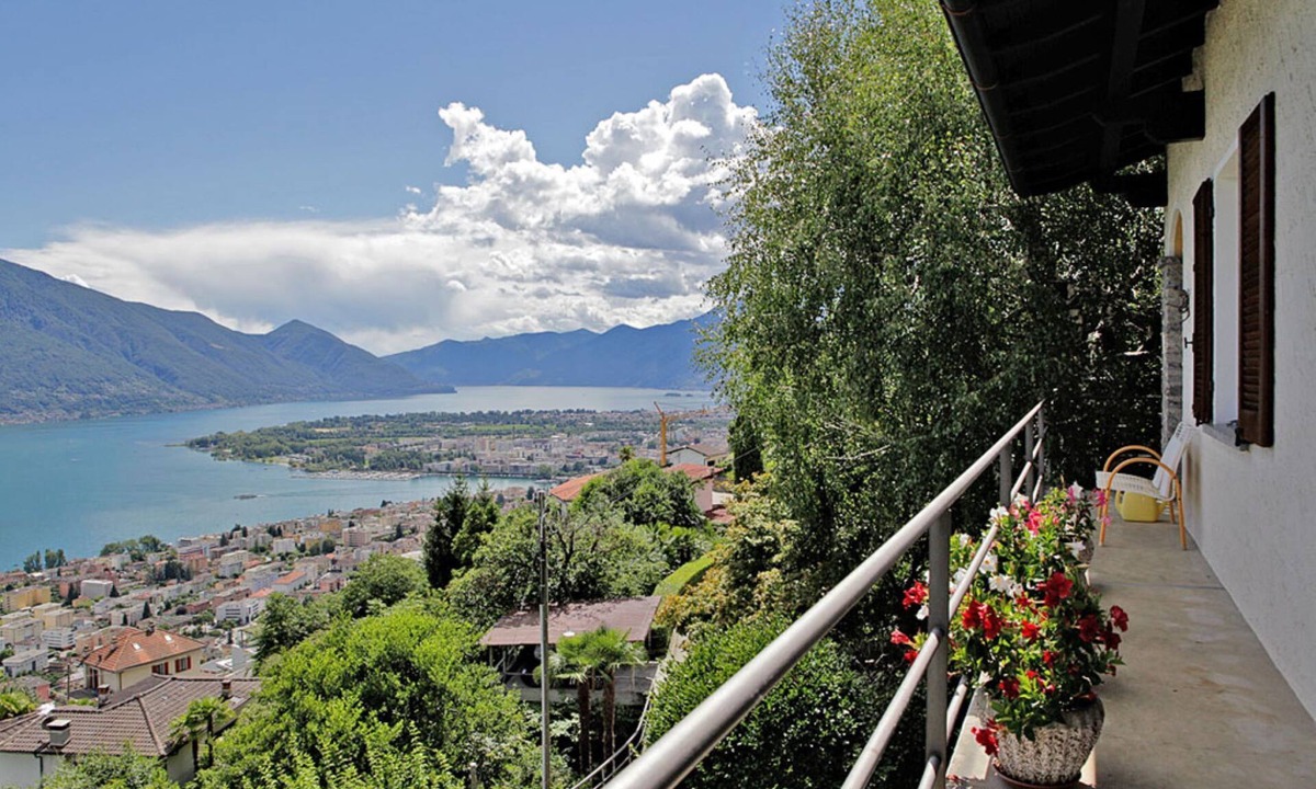 Brione sopra Minusio House | Well-kept Ticino detached house on a sunny slope above Locarno with panoramic views