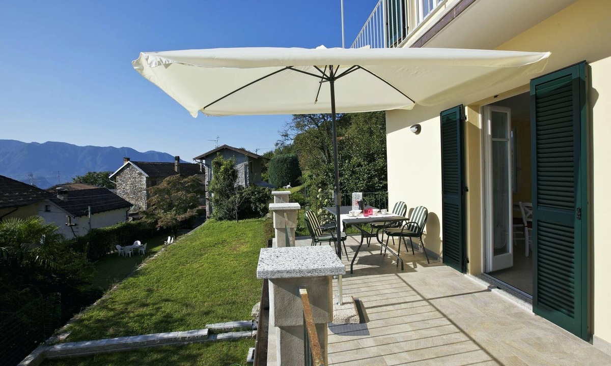 Gonte Apartment | Well maintained 3½-room apartment with garden, balcony and beautiful lake view