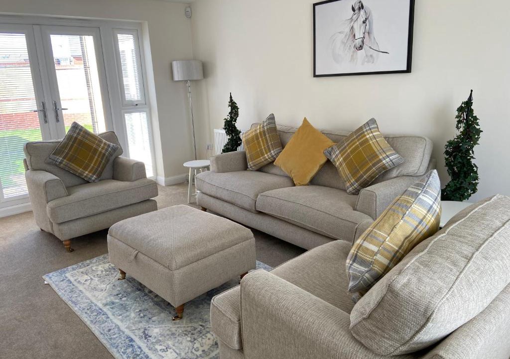 Milton Keynes House | Westergate - 4 Bed Luxury Home with free parking