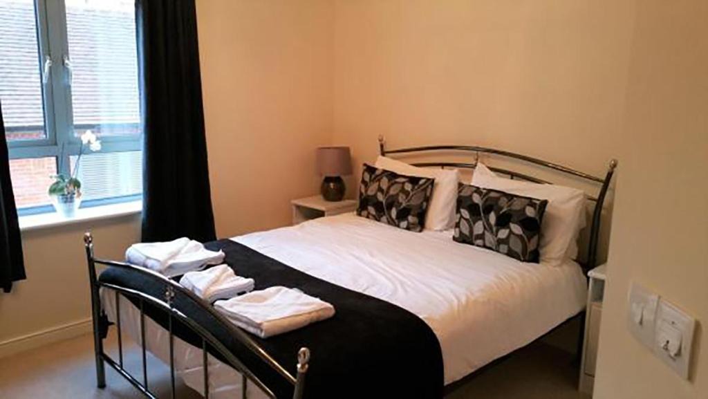 Oxford Apartment | Your home in Oxford -Central-Large- 2 bedrooms-2 bathroom-Free parking-easy walk to Rail and bus station