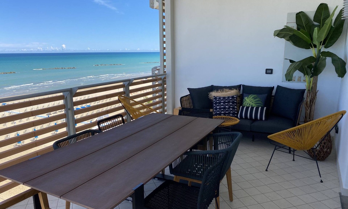 Roseto degli Abruzzi Apartment | Your Seafront Terrace-25 mt from the beach-Wifi-Gas Barbecue - 5 stars