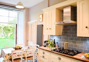 2 Bedroom Edinburgh Flat With Garden