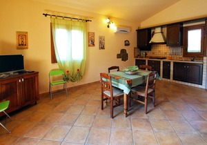 2 bedrooms, 2 Bathrooms Villa, near the Sea, Garden, AC, 10 minutes from Cefalu