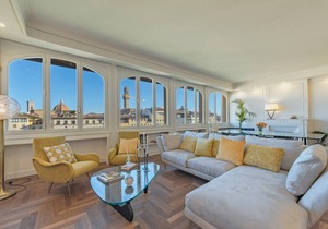 250 m² Apartment ∙ 5 bedrooms ∙ 10 guests