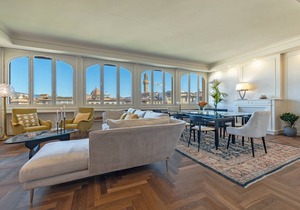 250 m² Apartment ∙ 5 bedrooms ∙ 10 guests