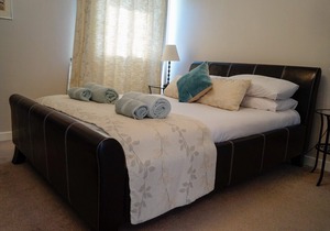 A stroll in the Royal Park - luxury on the edge of Queen's Palace & City Centre