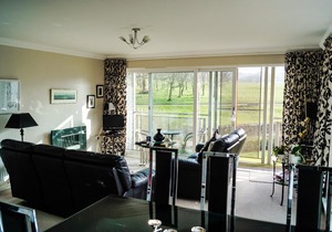 A stroll in the Royal Park - luxury on the edge of Queen's Palace & City Centre
