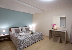 Ample space for to 10 guests, luxury interior with enviable lake views