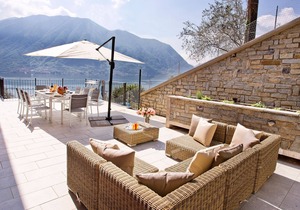 Ample space for to 10 guests, luxury interior with enviable lake views