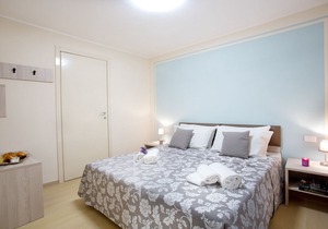 Ample space for to 10 guests, luxury interior with enviable lake views