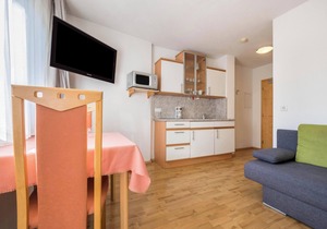 Apartment "Klementhof Nr 4" with Mountain View, Pool, Wi-Fi, Balcony & Garden