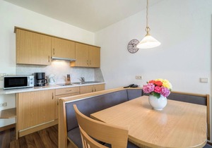 Apartment "Weinsepphof 8" with Mountain View, Pool, Wi-Fi, Garden & Balcony