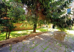Apartment with garden