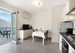 Appartamento 4 Il Tornante with Lake & Mountain Views, Wi-Fi, A/C & Balcony