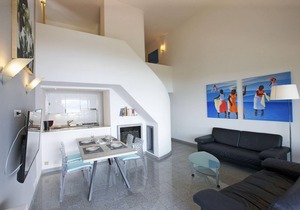 Attractive 4½-room apartment with 3 balconies, pool and dream view