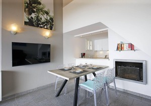 Attractive 4½-room apartment with 3 balconies, pool and dream view