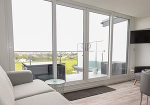 BEACHVIEW APARTMENT 5, pet friendly, with a garden in Crantock