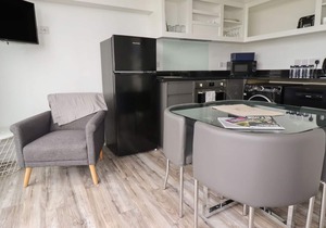 BEACHVIEW APARTMENT 5, pet friendly, with a garden in Crantock