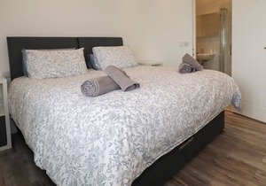 BEACHVIEW APARTMENT 9, pet friendly, with a garden in Crantock
