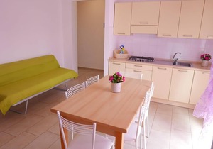 Boschetto two-room flat with air conditioning a few steps away from the beach
