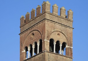 Casa Isolani, Piazza Maggiore